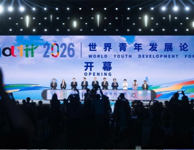 神十八乘组精心照料太空菜园