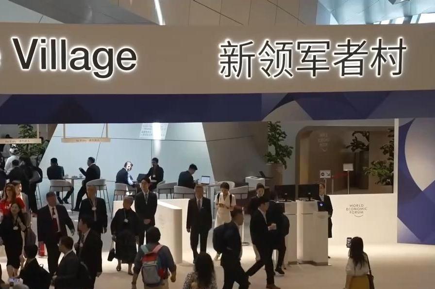 西安一轿车失控撞上公交站台