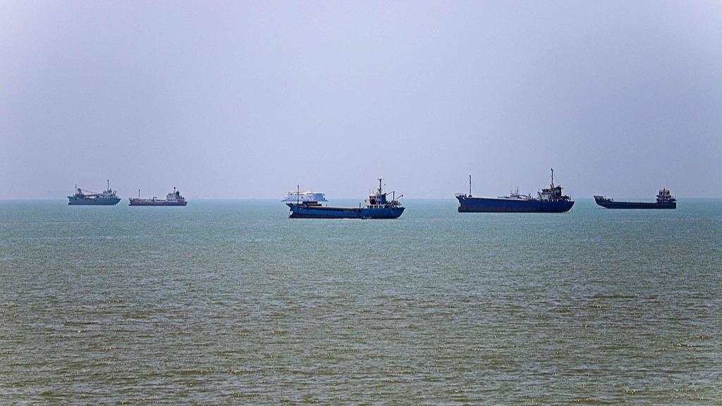 上海爷叔现身被大量股民围观
