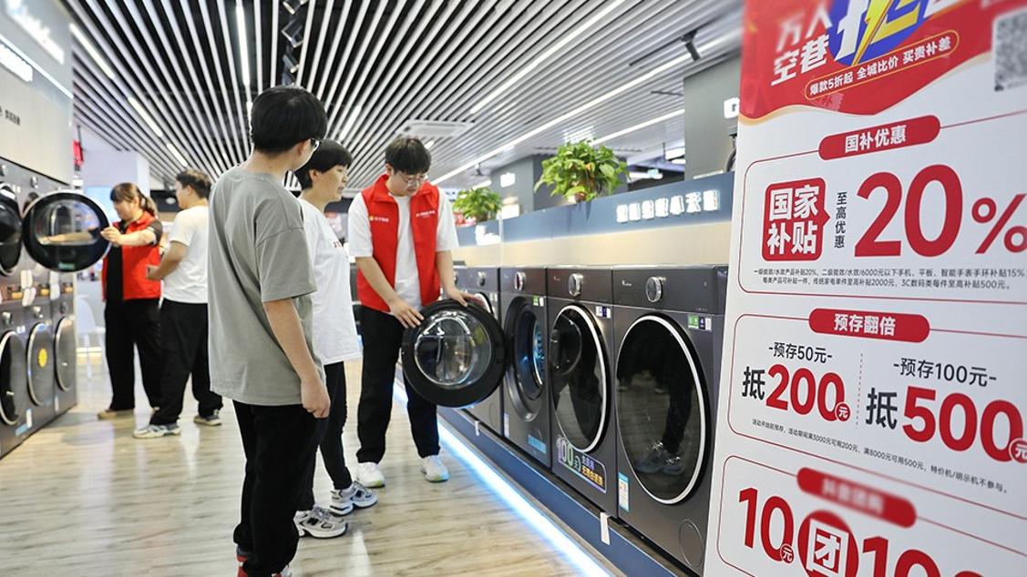 神十八乘组精心照料太空菜园