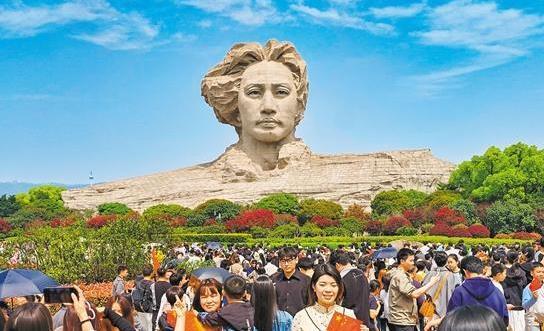 上海爷叔现身被大量股民围观