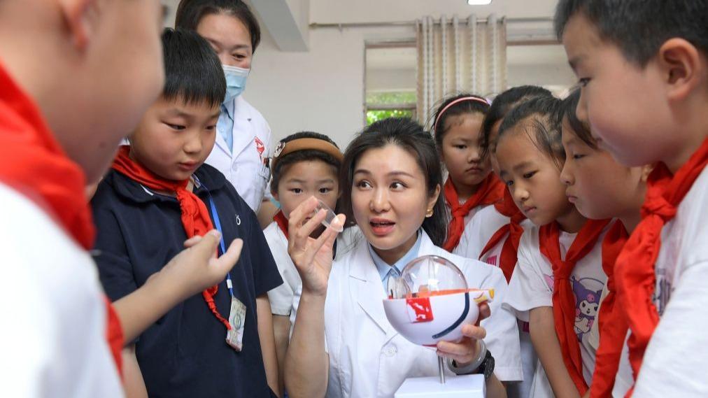 俄罗斯研学团走进东宁校园沉浸式体验中国端午民俗